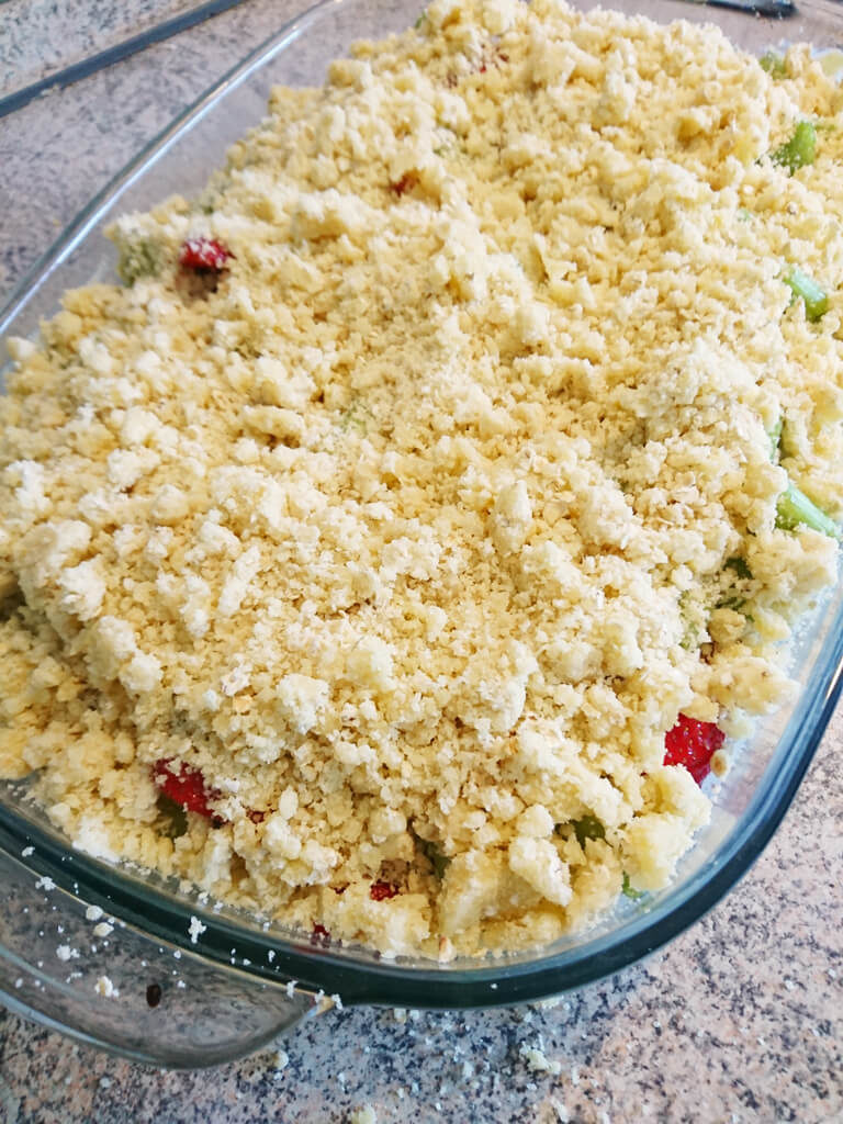 Erdbeer-Rhabarber-Crumble mit Haferflocken | PLÜCKEFINKEN